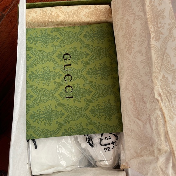 Gucci Men's Black and White Logo Sneakers - Picture 5 of 7